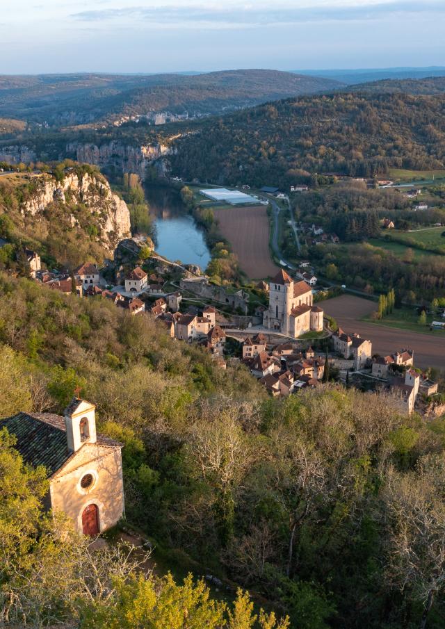 La chapelle Sainte-Croix dominant le village de Saint-Cirq-Lapop