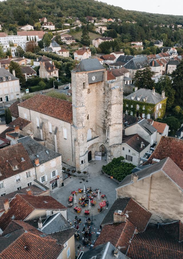 Vue aérienne Beffroi et place St Martin à Souillac