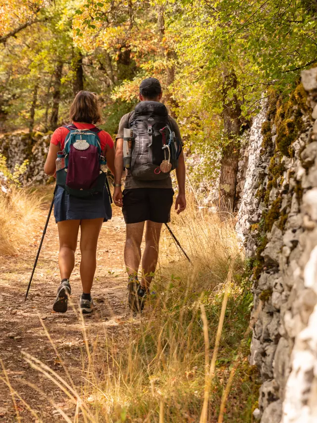 Randonnée sur le GR6 entre les murets