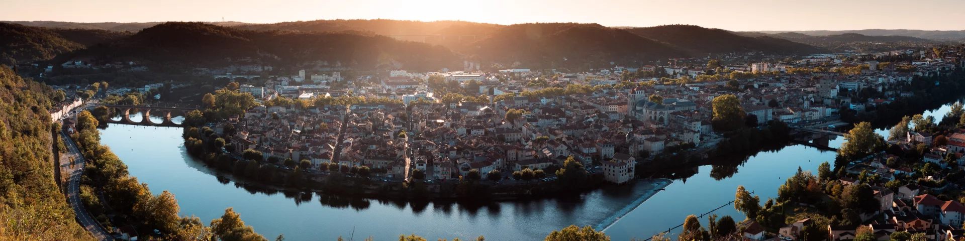 Panorama sur Cahors au Soleil couchant d'automne