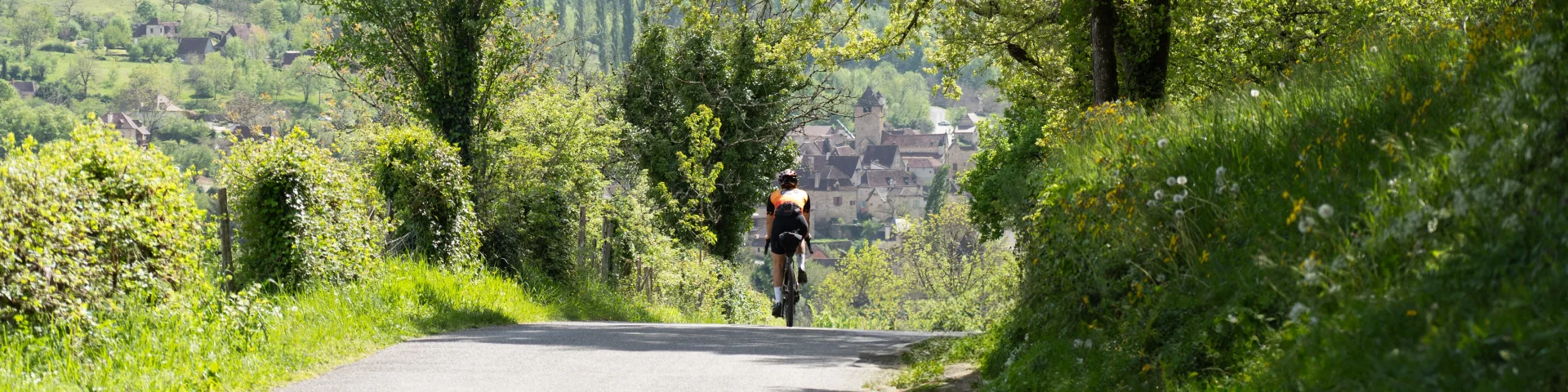 A vélo dans le Lot, arrivée à Autoire