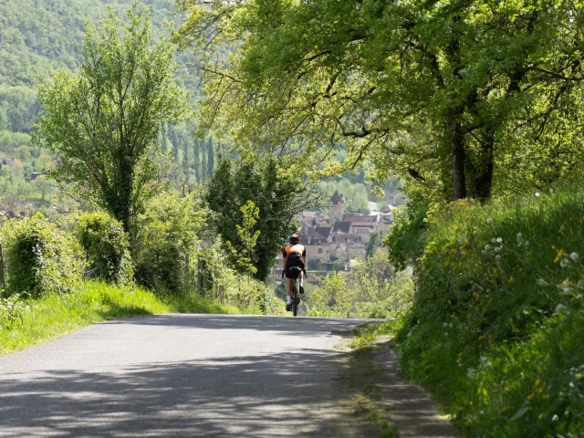 A vélo dans le Lot, arrivée à Autoire