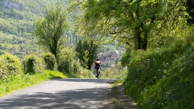 Cycliste arrivant à Autoire