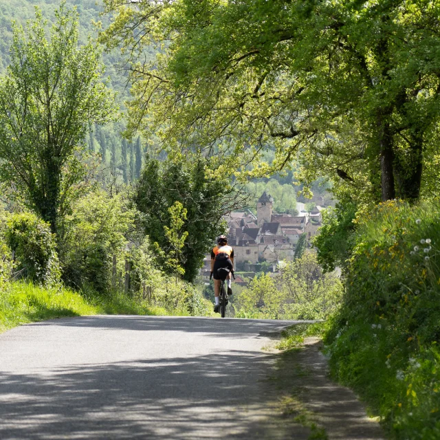 Cycliste arrivant à Autoire