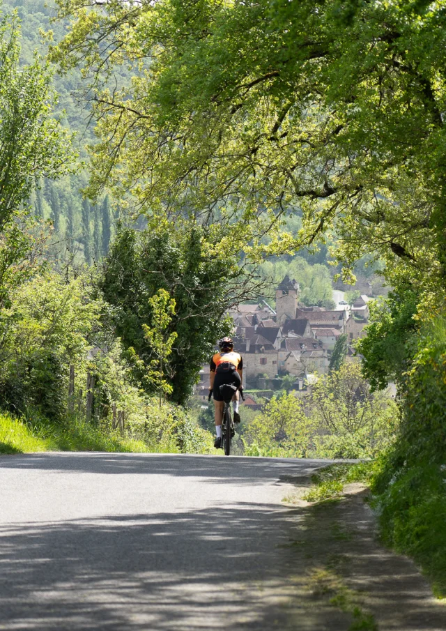 Cycliste arrivant à Autoire