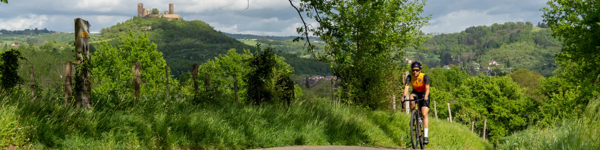 Cycliste avec point de vue sur les tours de Saint-Laurent