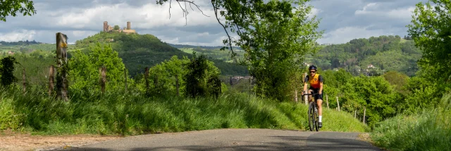 Cycliste avec point de vue sur les tours de Saint-Laurent