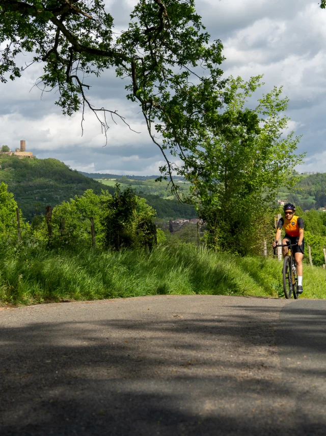 Cycliste avec point de vue sur les tours de Saint-Laurent