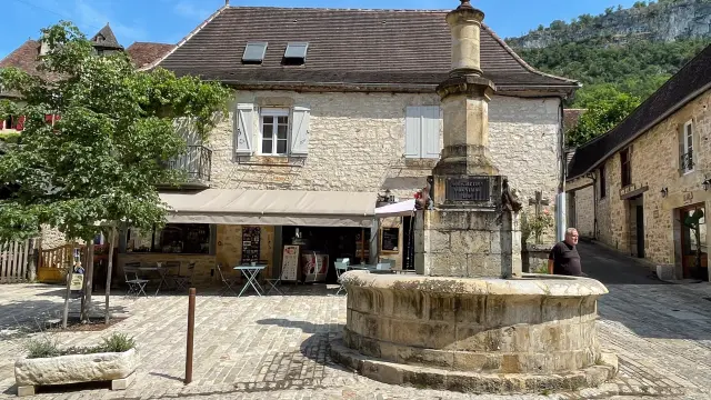 Place de la Fontaine à Autoire