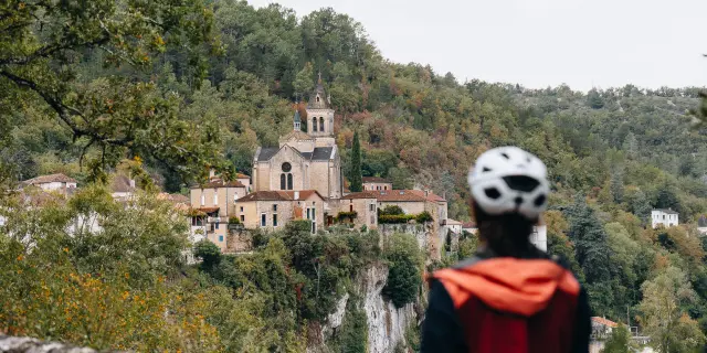 Sur la V86, Arrivée sur Albas