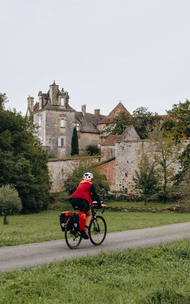 Arrivée au Château de Cénevières, halte découverte sur le V