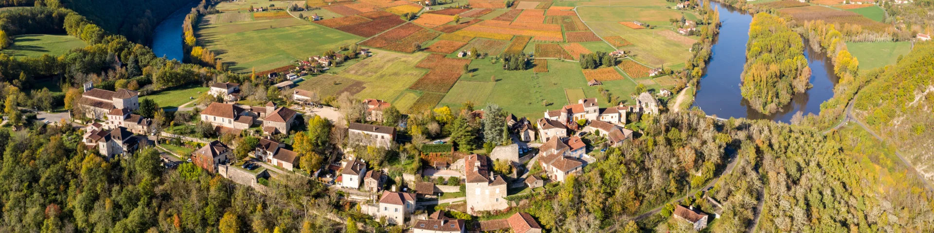 Vue aérienne du village de Belaye et de la vallée du Lot