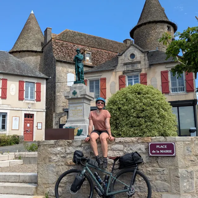 Pause sur la place de la Mairie à Thégra