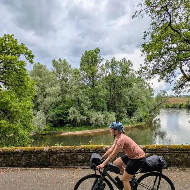 Rouler entre rivière et verdure