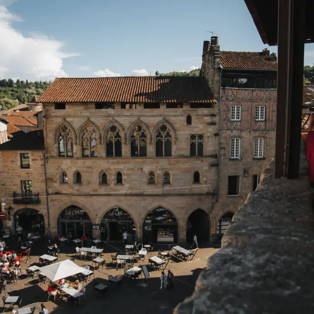 La place Champollion depuis le Musée des écritures