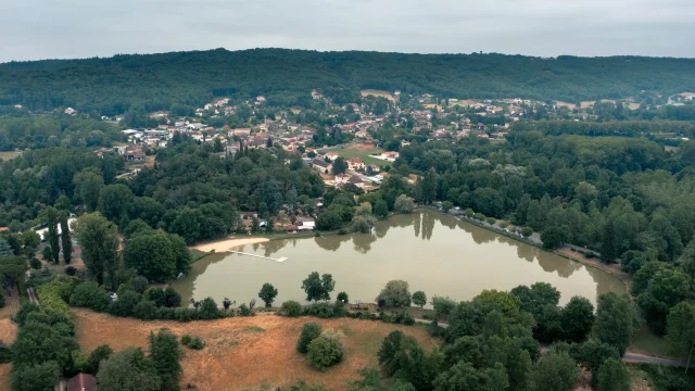 Vue aérienne du plan d'eau de Cazals