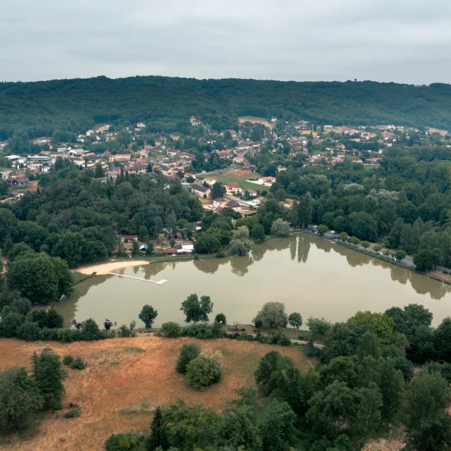 Vue aérienne du plan d'eau de Cazals