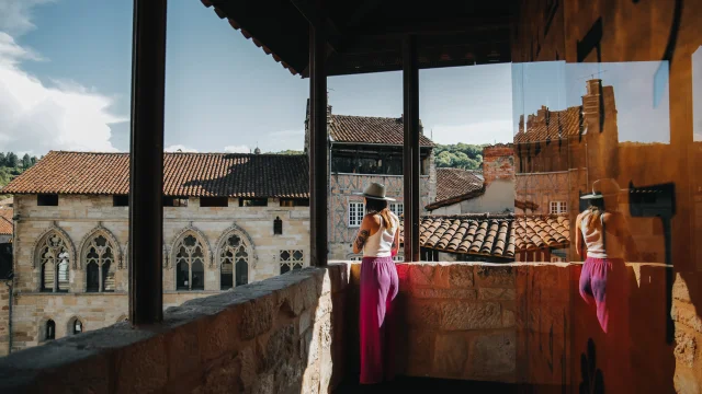 Balcon du Musée Champollion, les écritures du Monde