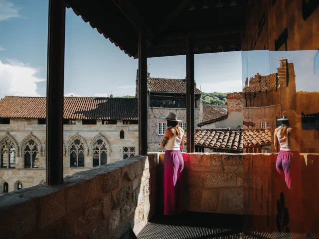 Balcon du Musée Champollion, les écritures du Monde