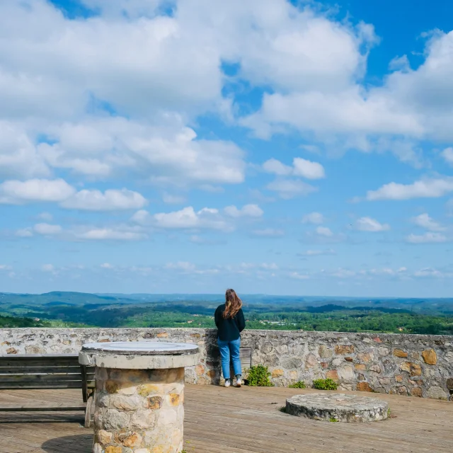 En contemplation depuis l'esplanede du chateau à Gourdon