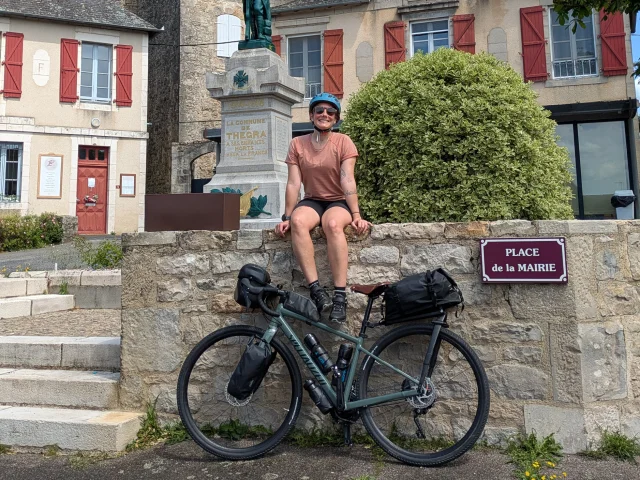 Pause sur la place de la Mairie à Thégra