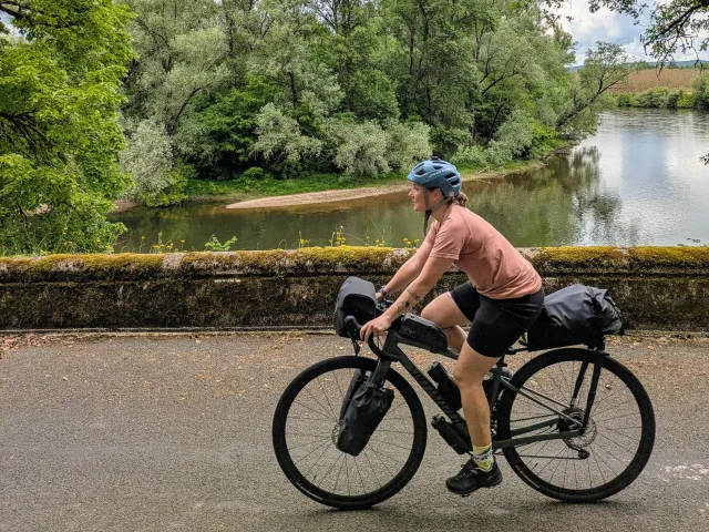 Rouler entre rivière et verdure
