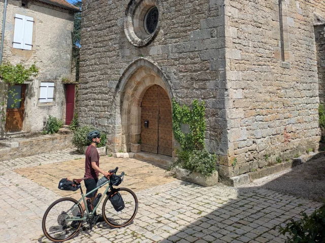 Sur le parvis de l'église de Thégra