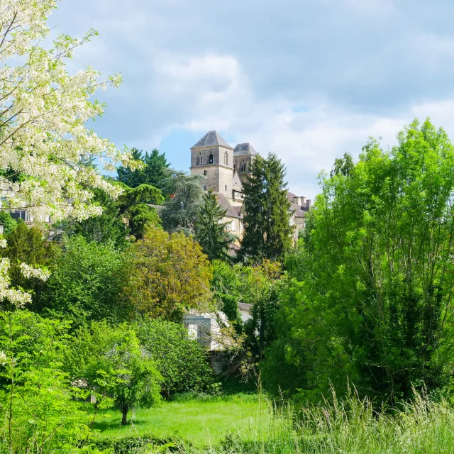Vue sur le clocher de l'église Saint-Pierre de Gourdon