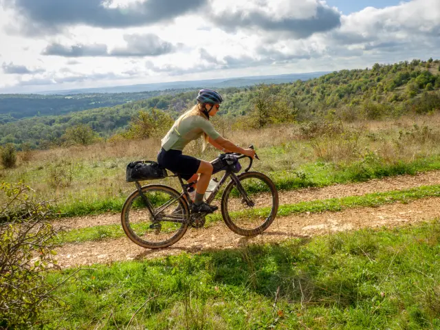 Sur le circuit gravel Des falaises de St-Cirq-Lapopie à la for