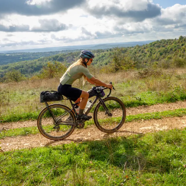 Sur le circuit gravel Des falaises de St-Cirq-Lapopie à la for