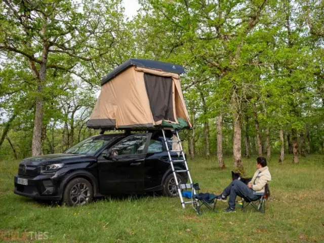 Road-trip dans le Lot dans la Vallée du Célé en voiture électrique aménagée - Photo SIMON DAVAL / PERIPLES ET CIE