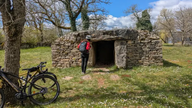 Arrêt pique-nique près d'un dolmen