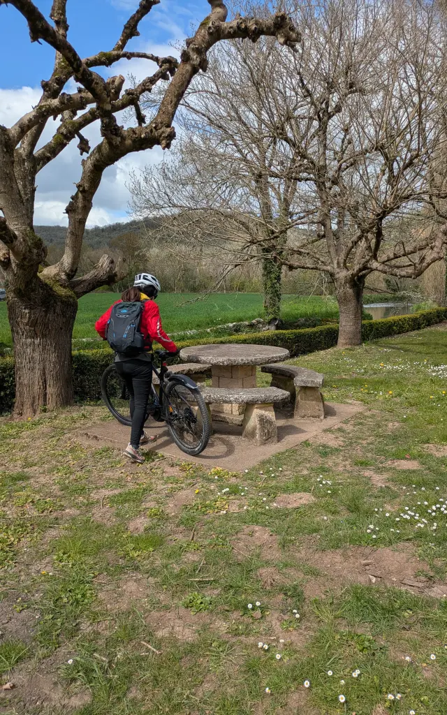 Arrêt pique-nique près d'un dolmen