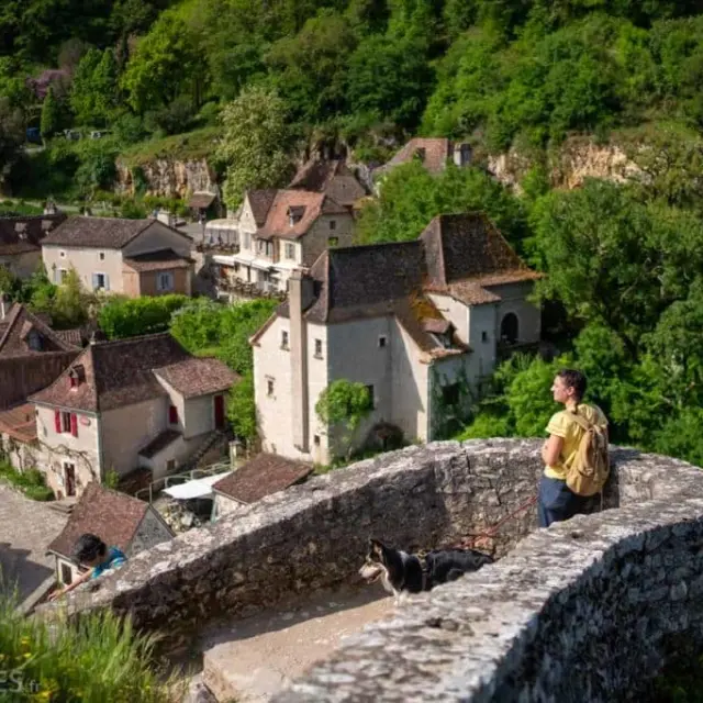 Road-trip dans le Lot dans la Vallée du Célé en voiture électrique aménagée - Photo SIMON DAVAL / PERIPLES ET CIE