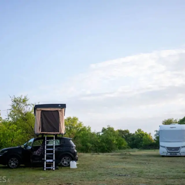 Road-trip dans le Lot dans la Vallée du Célé en voiture électrique aménagée - Photo SIMON DAVAL / PERIPLES ET CIE