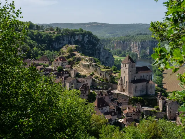 Arrivée sur Saint-Cirq-Lapopie