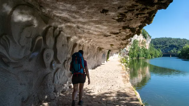 Passage sur le chemin de halage de Bouziès