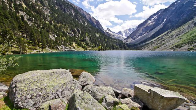 Vue du lac de Gaube au dessus de Cauterets dans les Hautes-Pyrénées