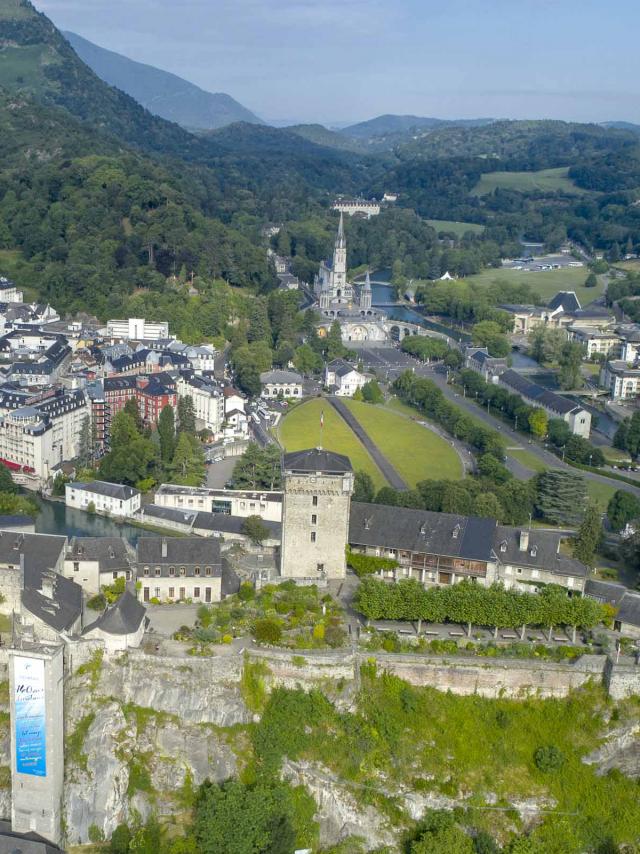 Vue aérienne du château fort de Lourdes et du Sanctuaire