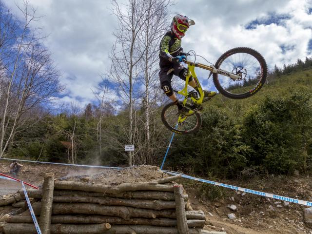 Saut en VTT sur le parcours descente du Pic du Jer à Lourdes