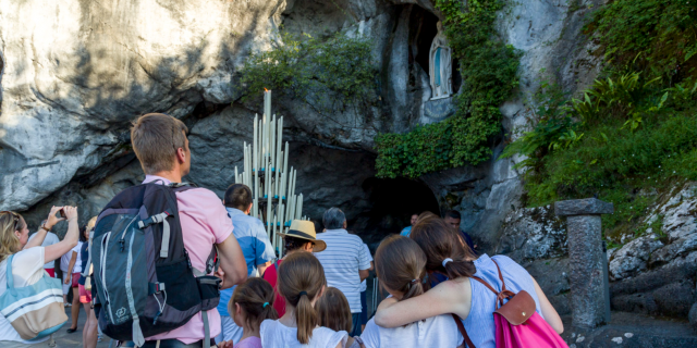 Les Processions au Sanctuaire Notre Dame de Lourdes