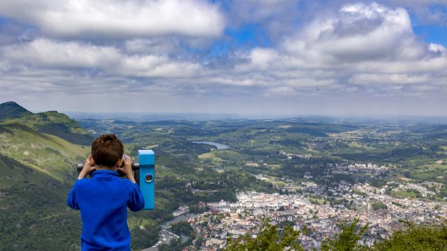 Vue sur la ville de Lourdes depuis le Pic du Jer