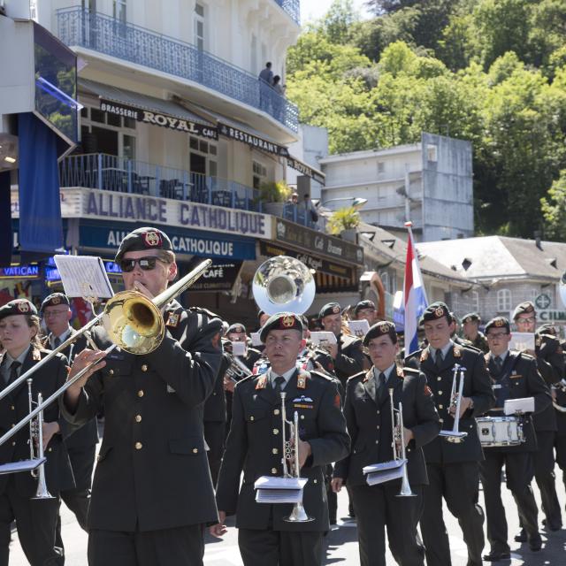 Lot De 2 Insignes – Pèlerinage Militaire International à Lourdes, France