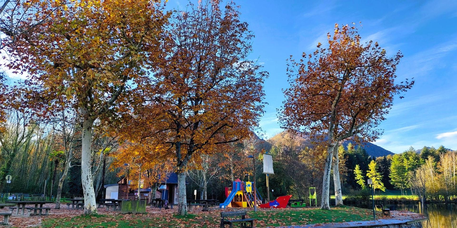 Aire De Jeux Lac De Lourdes Automne Nov23