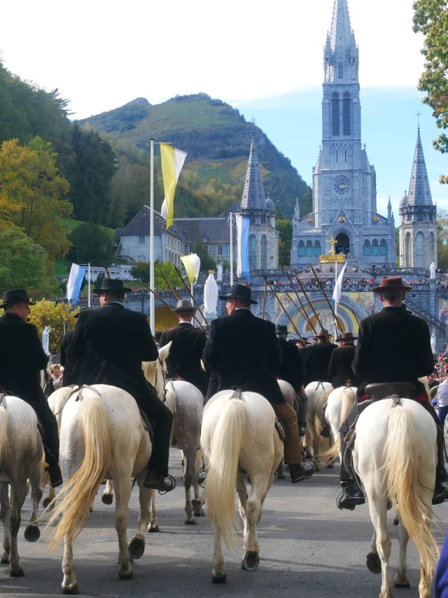 Pelerinage Gardians Defile Basiliques Tourisme Lourdes