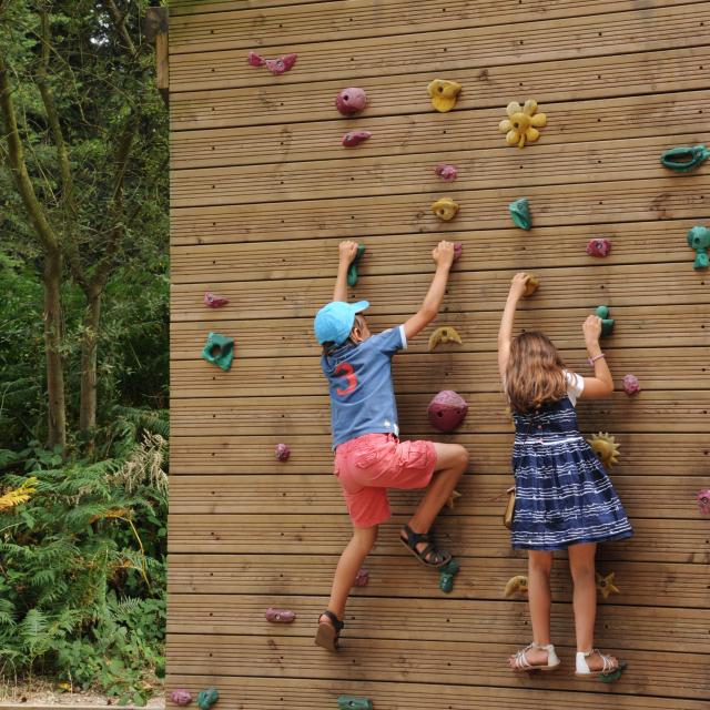 Le mur d'escalade du parcours ludique