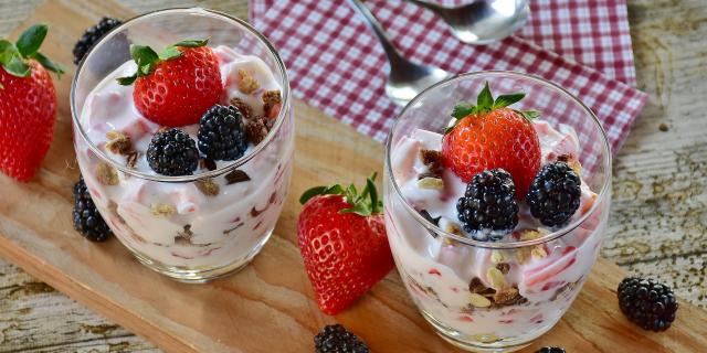 Dessert, coupe de fruits rouges et yaourt