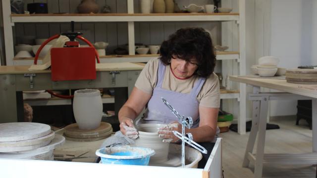 Françoise Auvray à son tour de potier