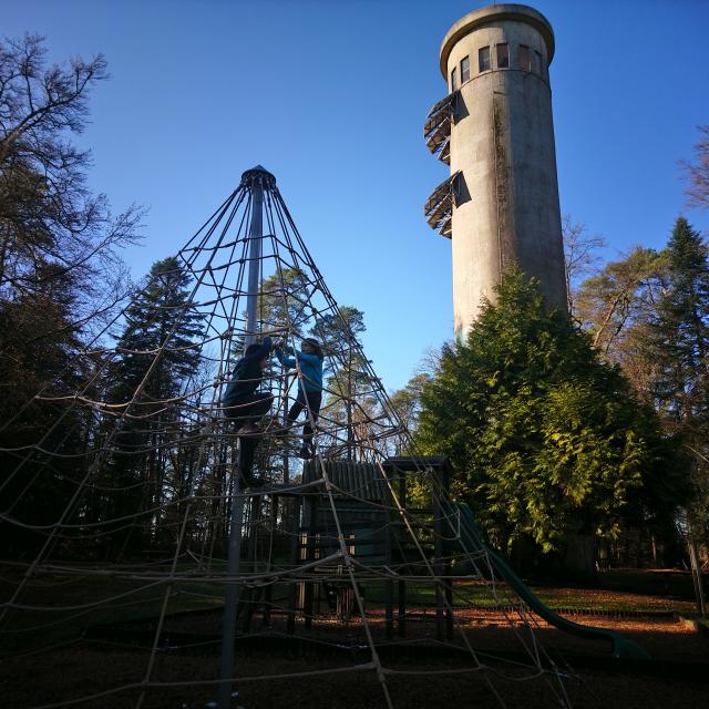 Pyramide De Cordes Et Enfants