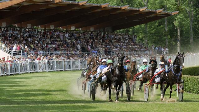 Sarthe. Le Saosnois. Mamers.Courses hippiques du lundi de Pentecôte.